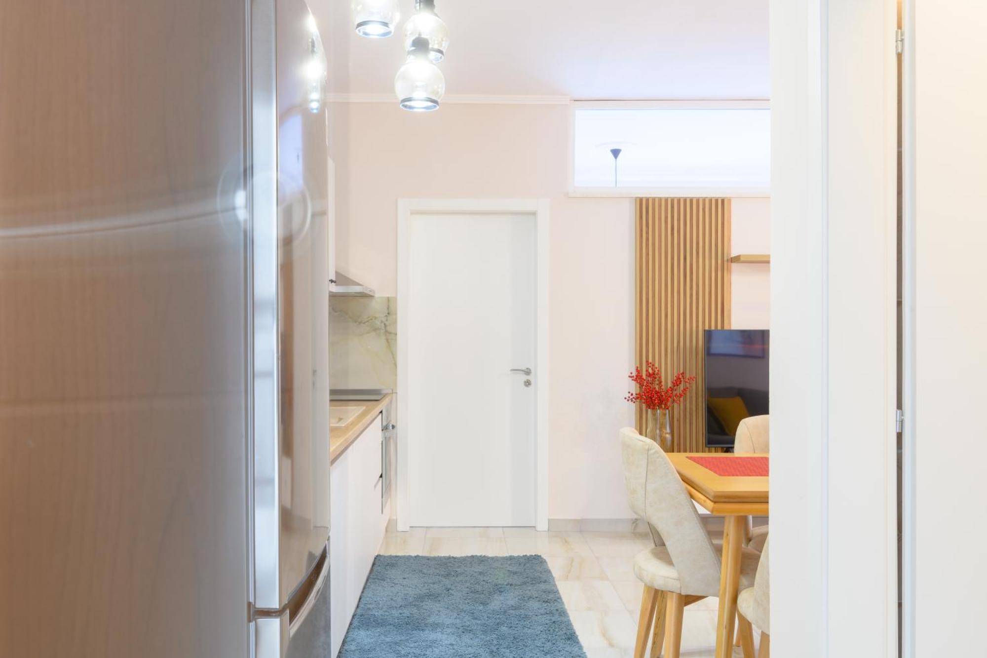 Cityscape 3- Vibrant Modern Apartment *
